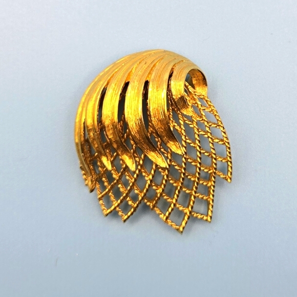 Monet Vintage Elegant Gold-Tone Brooch - Picture 1 of 3